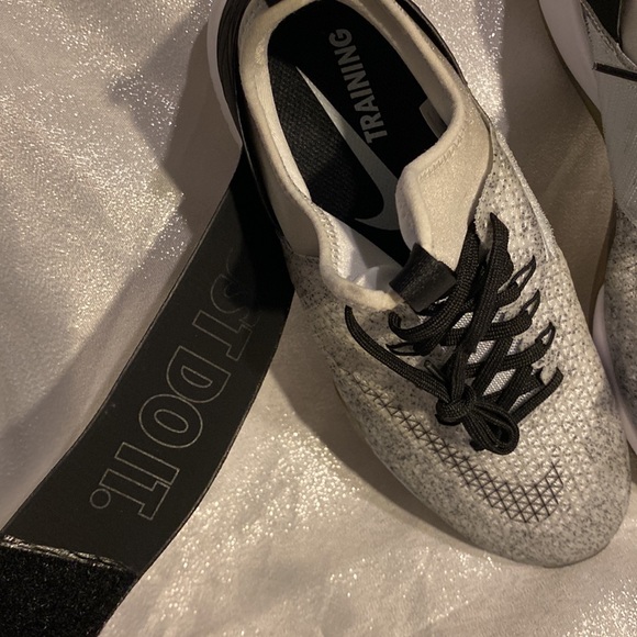 Nike Sneakers size 7 - Picture 3 of 7